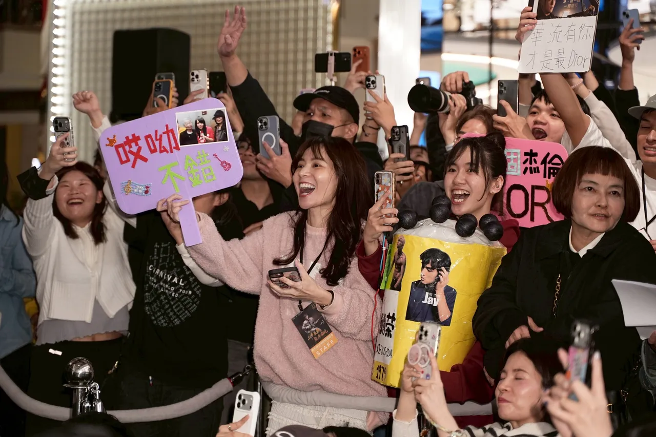 周杰伦今出席活动，现场聚集上百位粉丝。彭欣伟摄