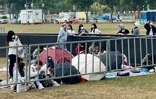 南市耶诞摇滚演唱会集结台日韩明星，一早就有粉丝前来卡位。南市府提供