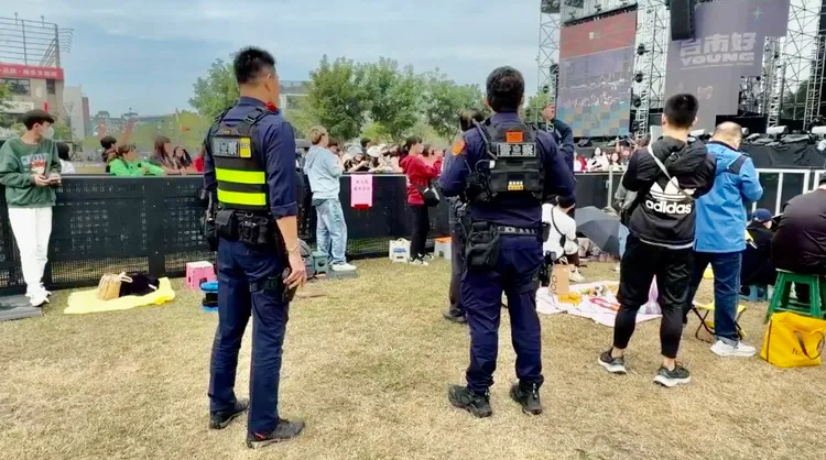 台南市警察局派員在耶誕演唱會現場巡察，維護安全。南市府提供