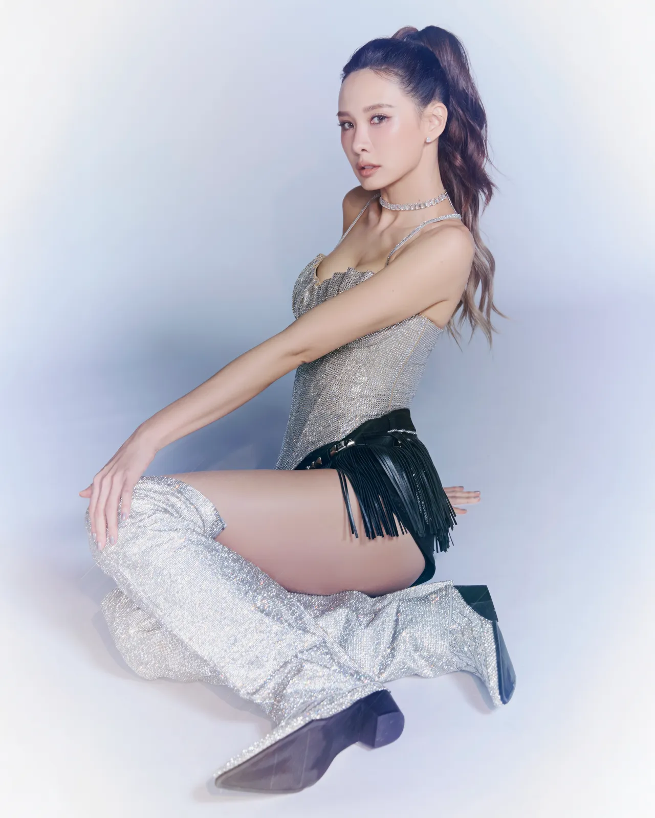 安心亚举手投足流露自信。百鸿扬娱乐提供