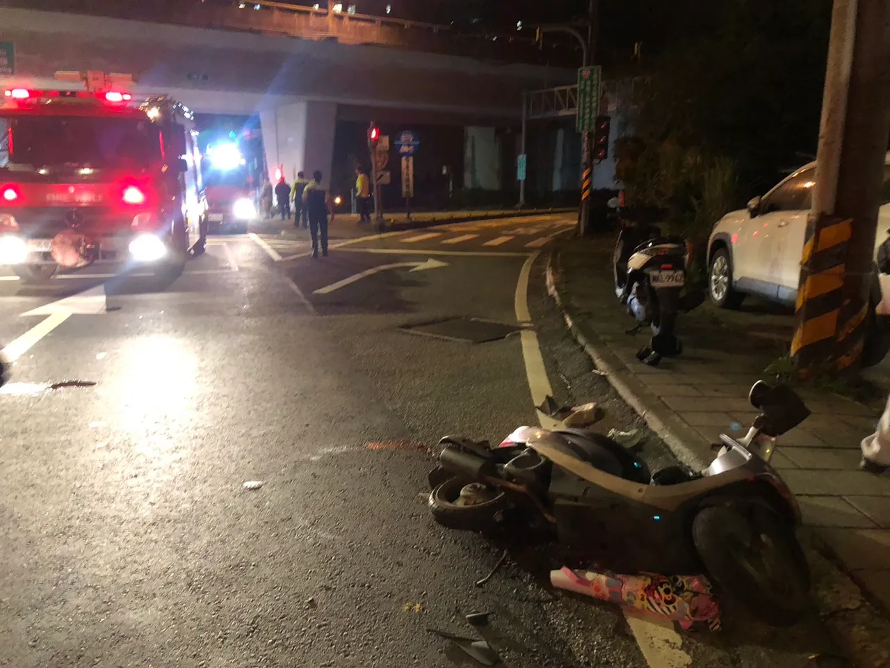 失控撞飞骑士「再冲桥墩」！基隆休旅车驾驶送医不治