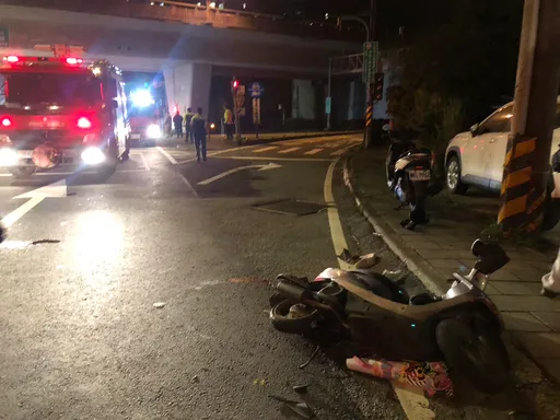 失控撞飞骑士「再冲桥墩」！基隆休旅车驾驶送医不治