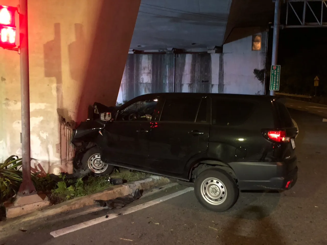 休旅车撞上桥墩导致车头严重溃缩。翻摄照片