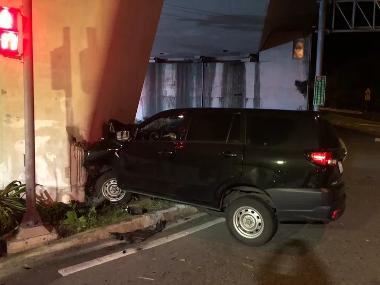 休旅車撞上橋墩導致車頭嚴重潰縮。翻攝照片