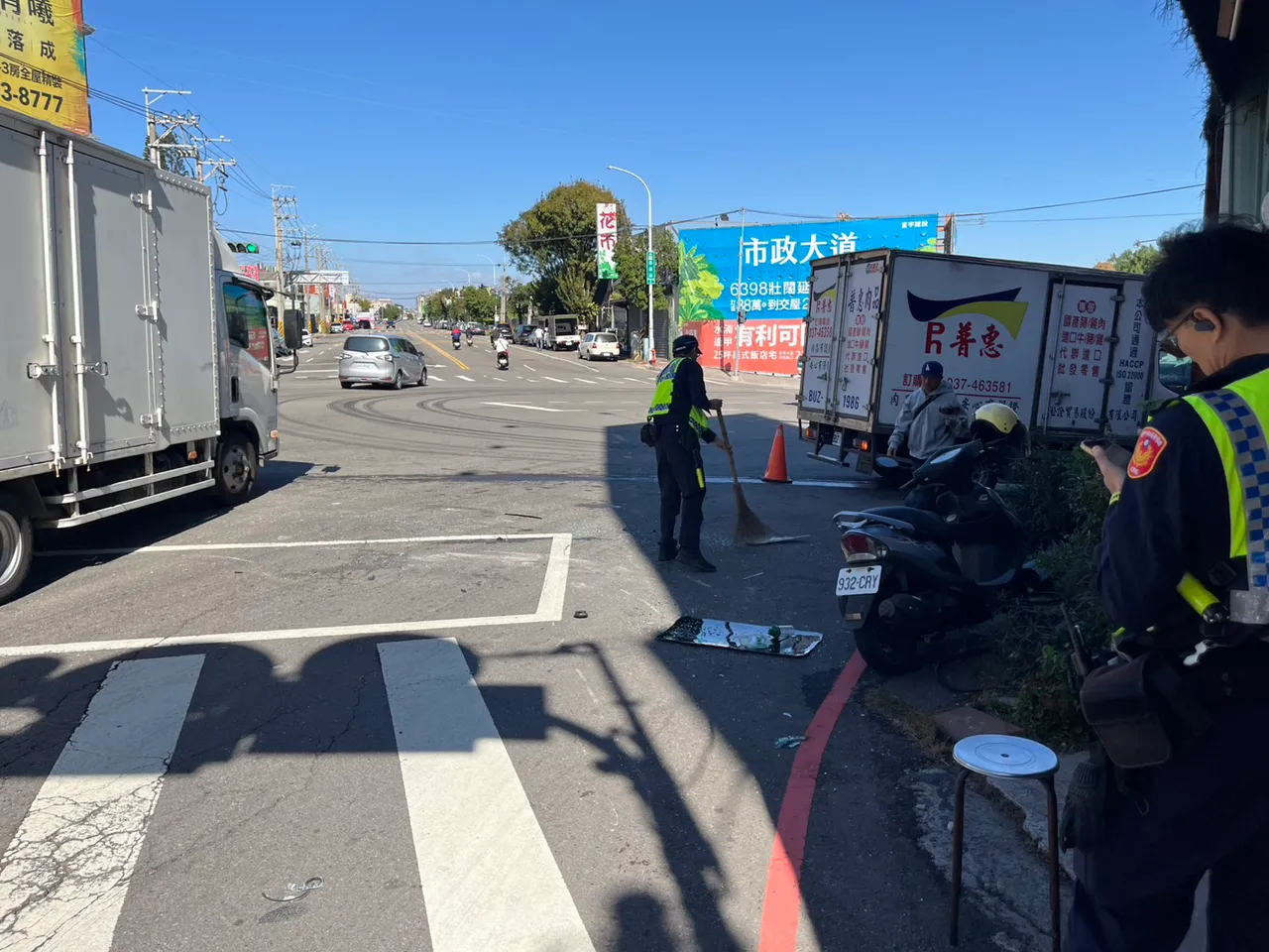 事故还波及1名停等红灯的女骑士。民众提供