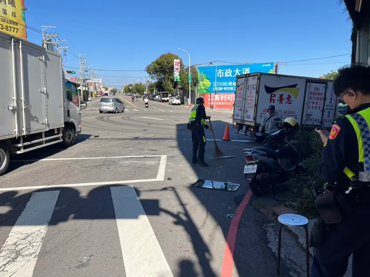 事故還波及1名停等紅燈的女騎士。民眾提供