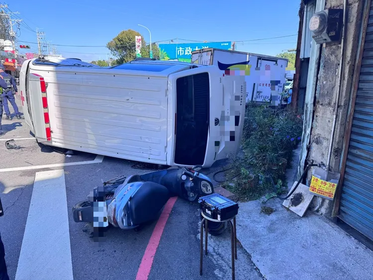 救護車行經路口時被撞翻。民眾提供
