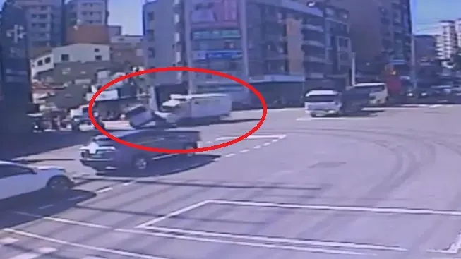 救护车经过路口鸣笛闯红灯，遭小货车拦腰撞上当场翻车。民众提供