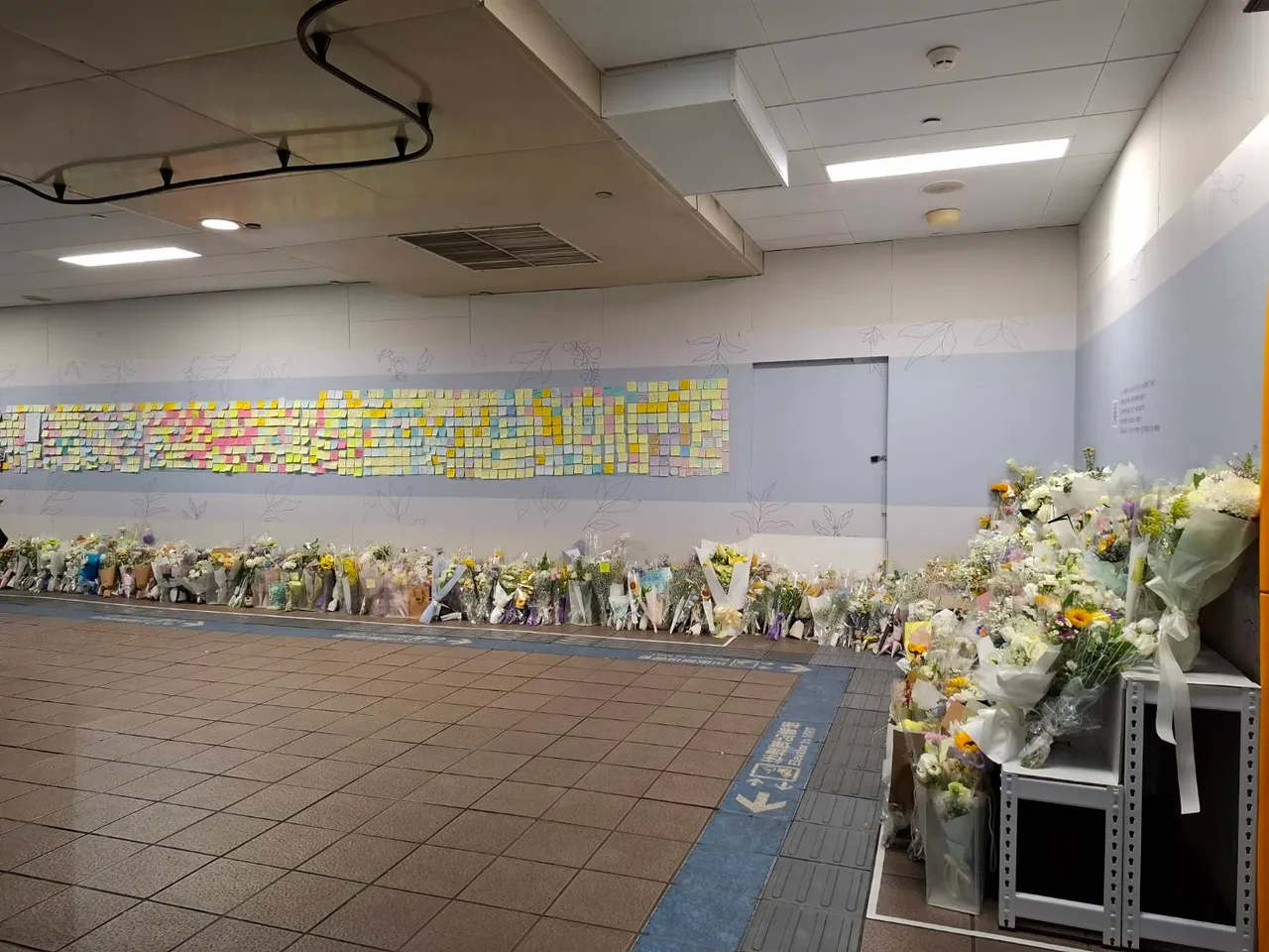 现场设置QR码，民众可扫描进入线上留言区，浏览或留下追思文字。台北捷运公司提供