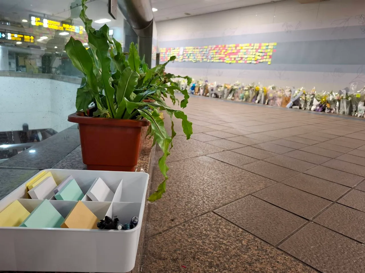 北捷提供便利贴与原子笔，现场可留下对余家昶的追思与感谢。台北捷运公司提供