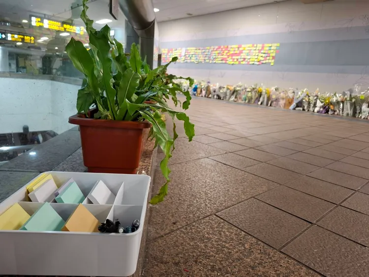 北捷提供便利貼與原子筆，現場可留下對余家昶的追思與感謝。台北捷運公司提供