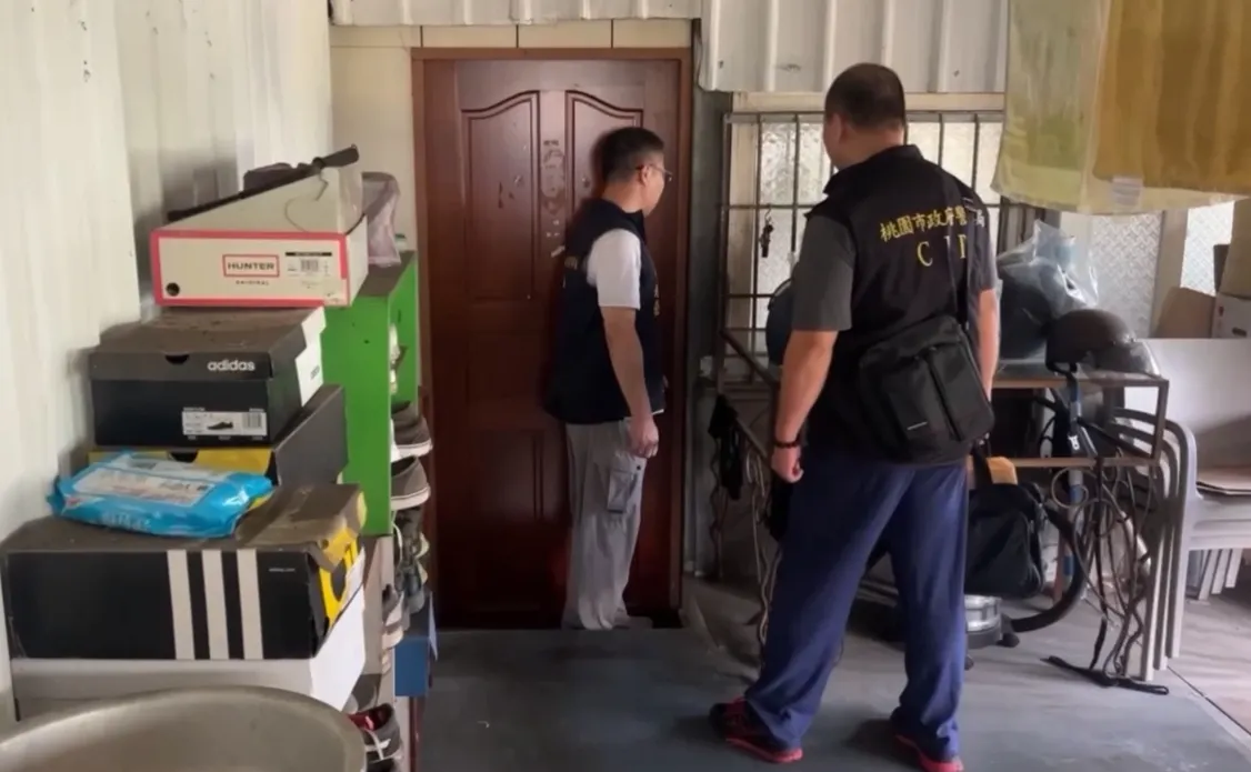 警方到陈女家中进行搜索。翻摄画面
