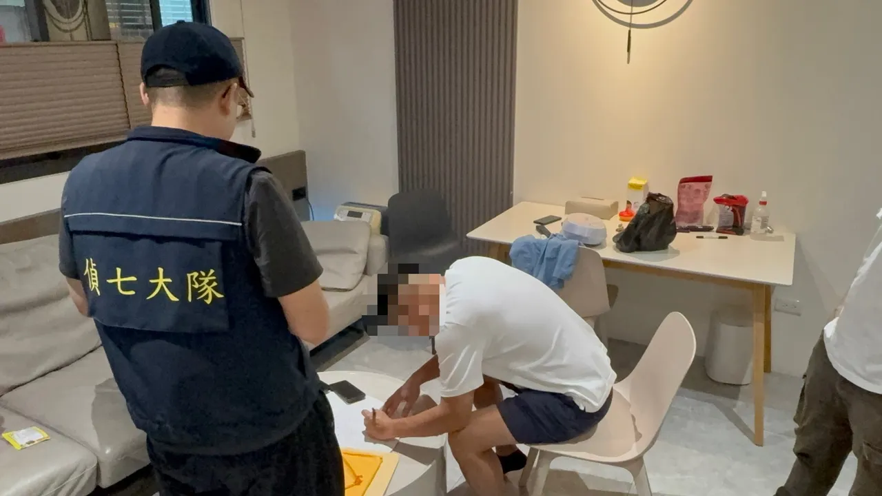 警方进行搜索。翻摄画面