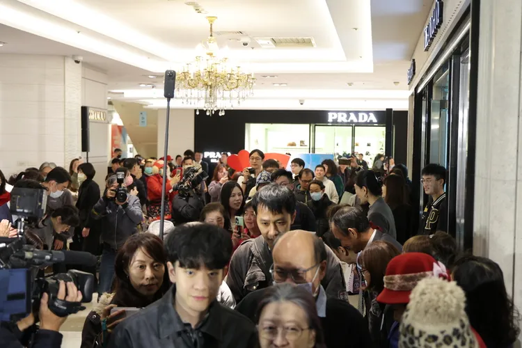 經營31年的遠東SOGO敦化館14日晚間正式熄燈，不少民眾特地前來，待到閉店最後一刻，才依依不捨離開。中央社