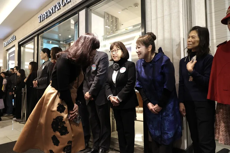 SOGO敦化馆熄灯　董事长黄晴雯列队道别：见证「东区珠宝盒」奇迹