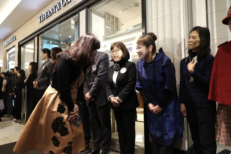 SOGO董事长黄晴雯在门口率领员工列队向顾客道别，SOGO敦化馆正式画上休止符。中央社