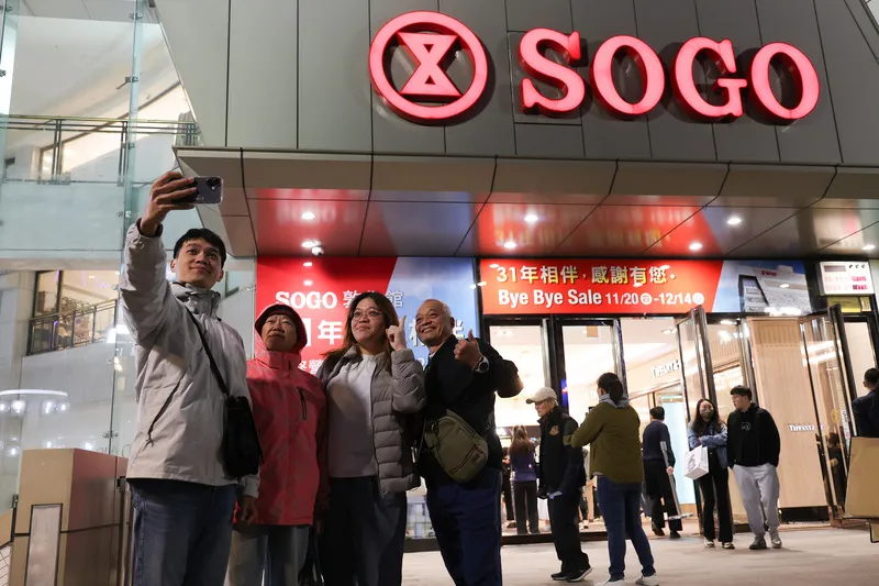 昨晚有不少老顾客现身道别，纷纷表示相当不舍。中央社