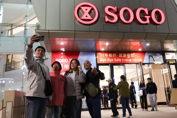 昨晚有不少老顧客現身道別，紛紛表示相當不捨。中央社