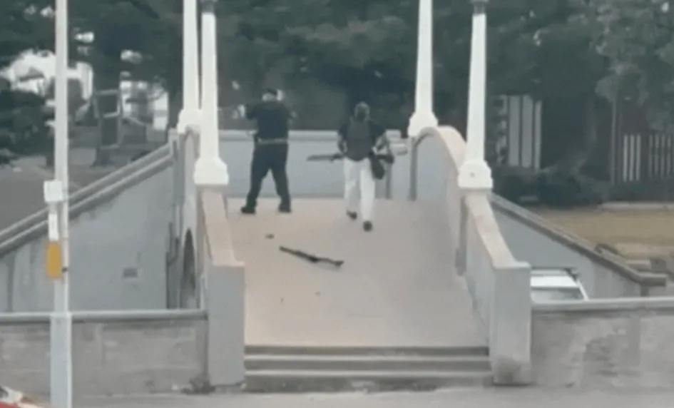 震惊！雪梨海滩犹太节庆枪击案增至16死、40伤　警：凶嫌为父子