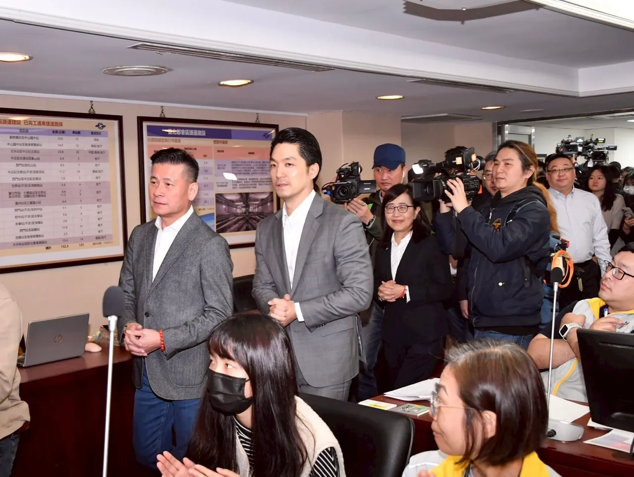 前脚离开上海就军演！蒋万安遭议员狂追问「为什么」　反应曝光