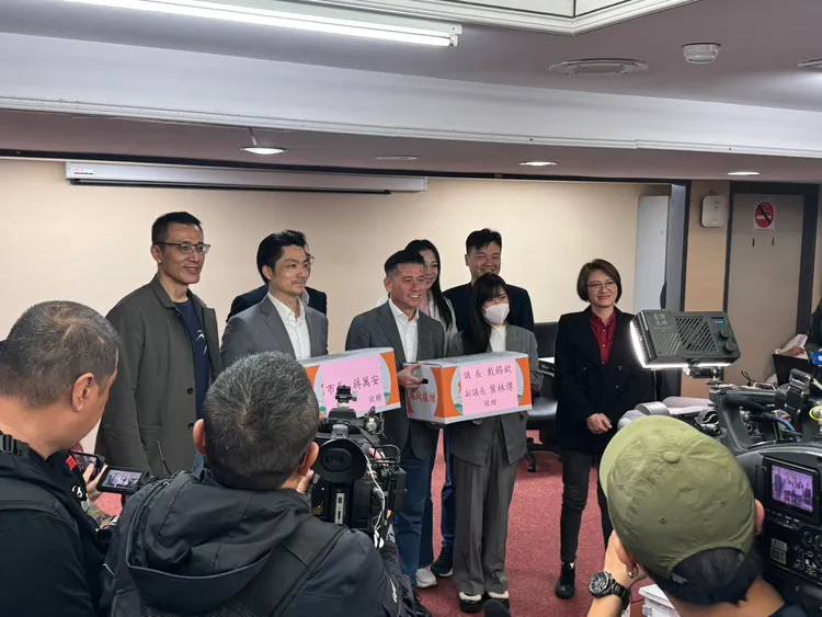 蔣萬安赴台北市議會6大委員會送水果致意。張綵茜攝