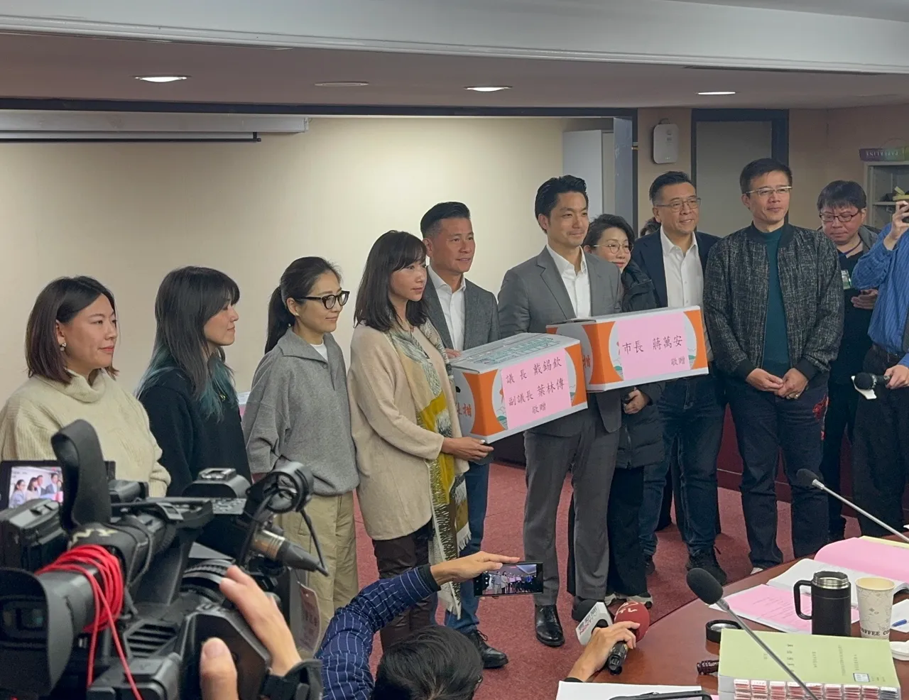 蒋万安（右3）遭民进党议员许淑华（左4）当面追问「为何一回来就开始军演」。张彩茜摄