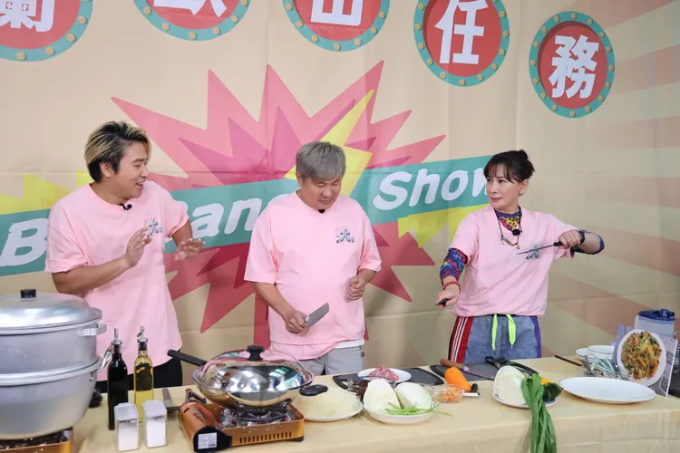 陳亞蘭（右起）拿著菜刀隨意比劃，嚇得胡瓜、歐漢聲當場尖叫求饒。華視提供