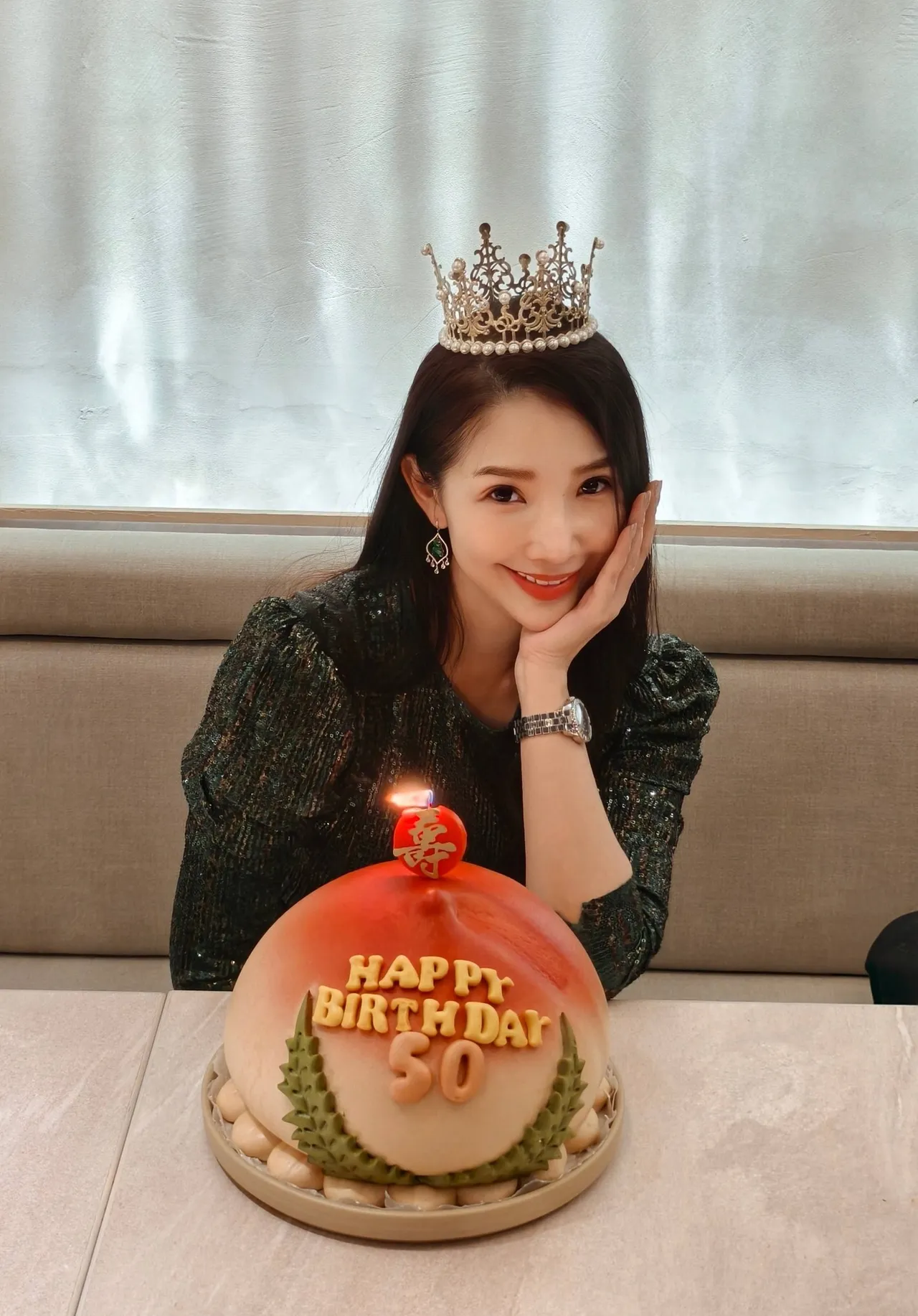 林书炜维持冻龄容貌，丝毫不见50岁的样子。翻摄林书炜脸书