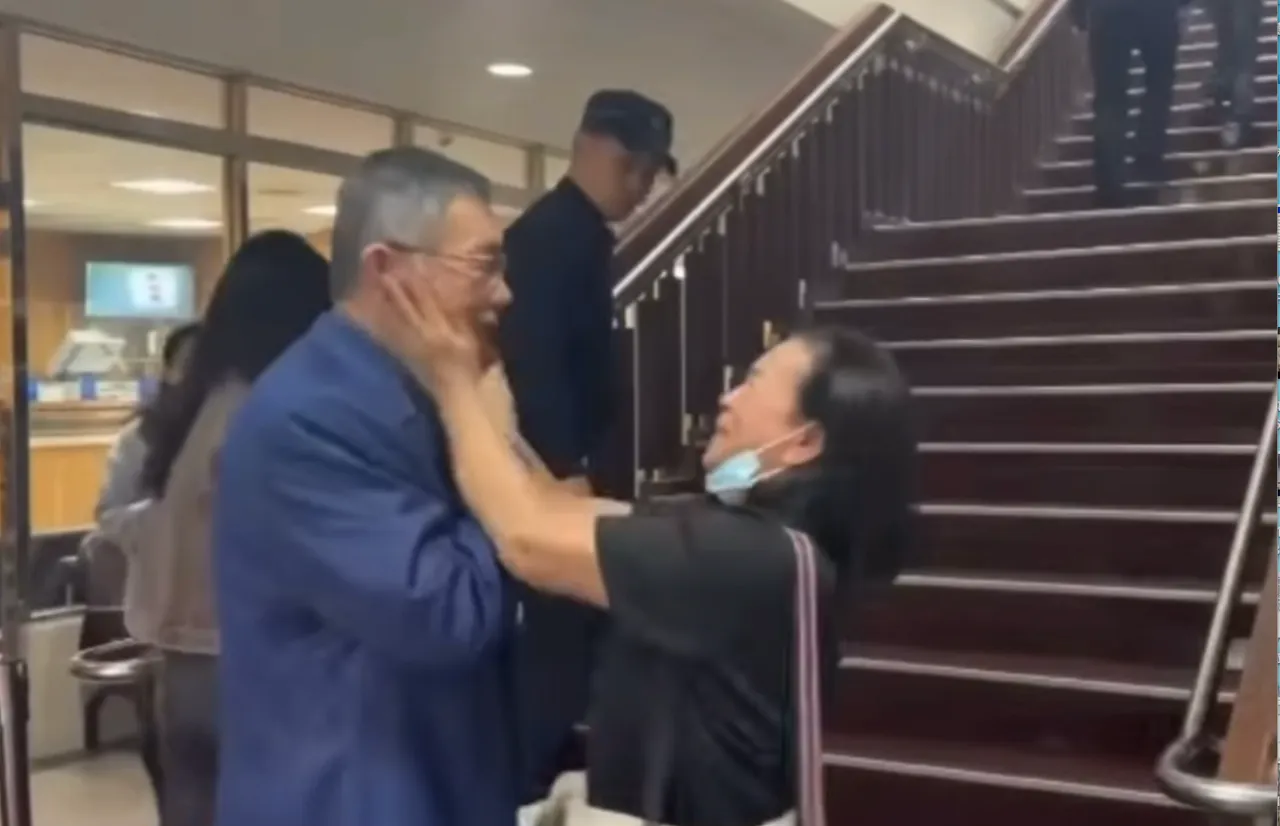 柯文哲被「她」疯狂揉搓脸颊！粉专竟呛「白痴行为」：亚斯不喜欢陌生人接触