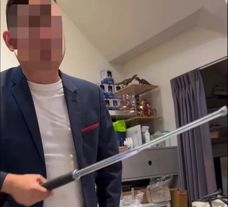 女子向猫舍先后购买两只幼猫，却接连因肺炎、猫瘟丧命，怀疑店家刻意隐瞒，上门理论却被老板拿甩棍呛声。取自《Threads》