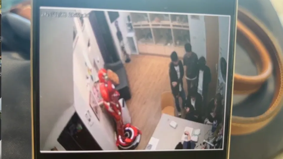 猫舍老板则出示监视器画面，表示对方人多势众，他是出于自卫，并无威吓对方。民众提供