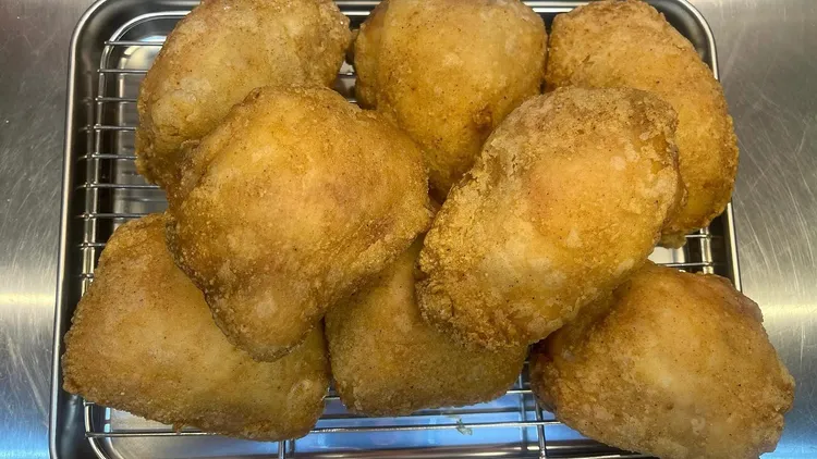 店家炸雞外皮金黃酥脆，看起來相當可口。翻攝炸雞店老闆Threads