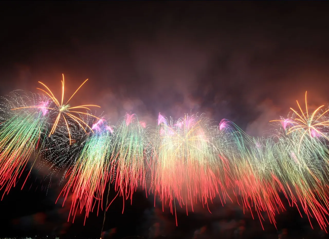 閃耀新北1314跨河煙火五彩瀑布模擬圖。文化局提供