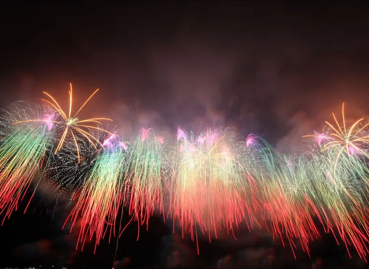 閃耀新北1314跨河煙火五彩瀑布模擬圖。文化局提供