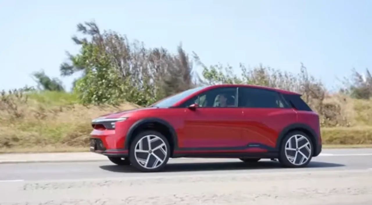 Foxtron Bria入门Elegant与中阶Emerge采单马达后驱，最大输出229匹马力、0–100 km/h加速6.8秒，续航516公里；顶规Pioneer则升级双马达四驱、最大400匹马力，3.9秒破百，续航466公里。影片截图