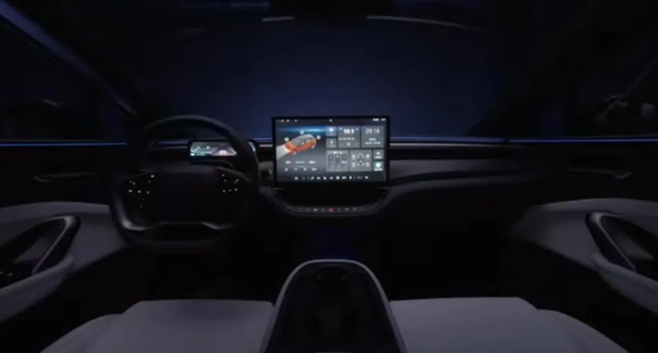 内装全车系标配9.2吋数位仪表与15.6吋中央多媒体触控萤幕，主打UX智慧座舱概念。影片截图