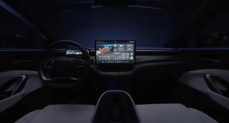 內裝全車系標配9.2吋數位儀表與15.6吋中央多媒體觸控螢幕，主打UX智慧座艙概念。影片截圖