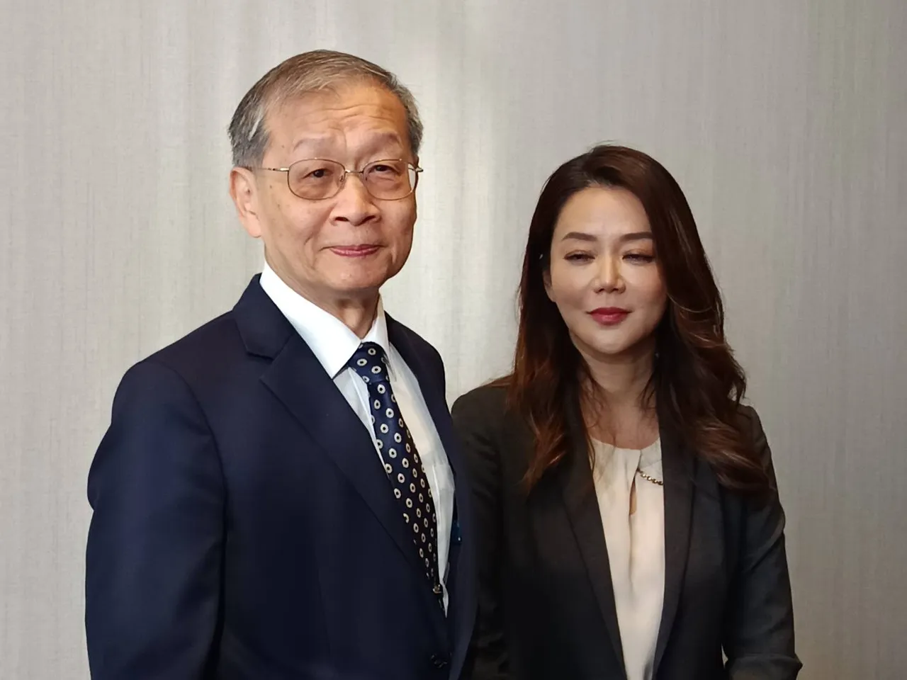 华新丽华今举办不锈钢新品牌发布会，正式发表冷精棒全新品牌「奇沃Steeval」，会后华新丽华副董事长王锡钦（左）、华新丽华企业策略暨供应链管理组织总经理何心怡（右）受访。许丽珍摄