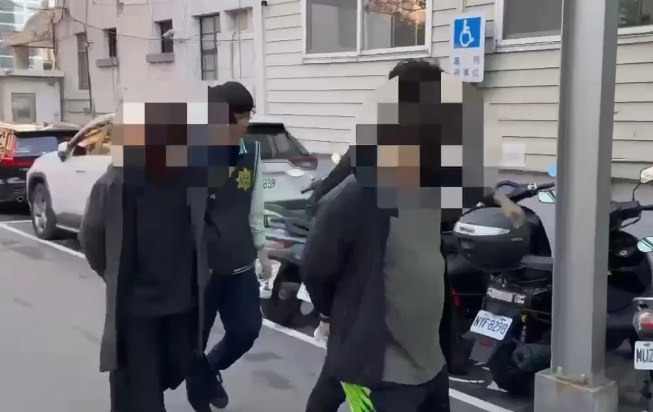 设局洗劫陈昊，警方逮捕32岁吴男、31岁李男到案，还有一名陈姓男子在逃。翻摄画面