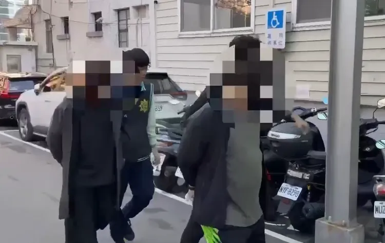 設局洗劫陳昊，警方逮捕32歲吳男、31歲李男到案，還有一名陳姓男子在逃。翻攝畫面