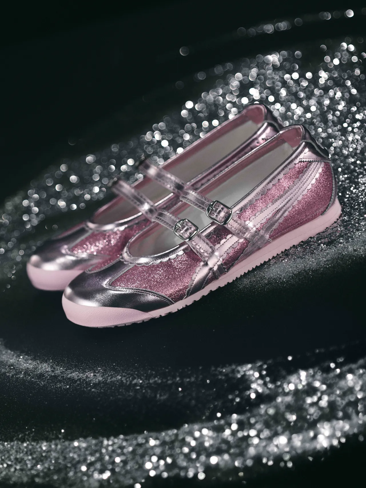 MEXICO 66 TGRS瑪莉珍鞋「耀眼粉」新色相當適合甜酷女孩。品牌提供