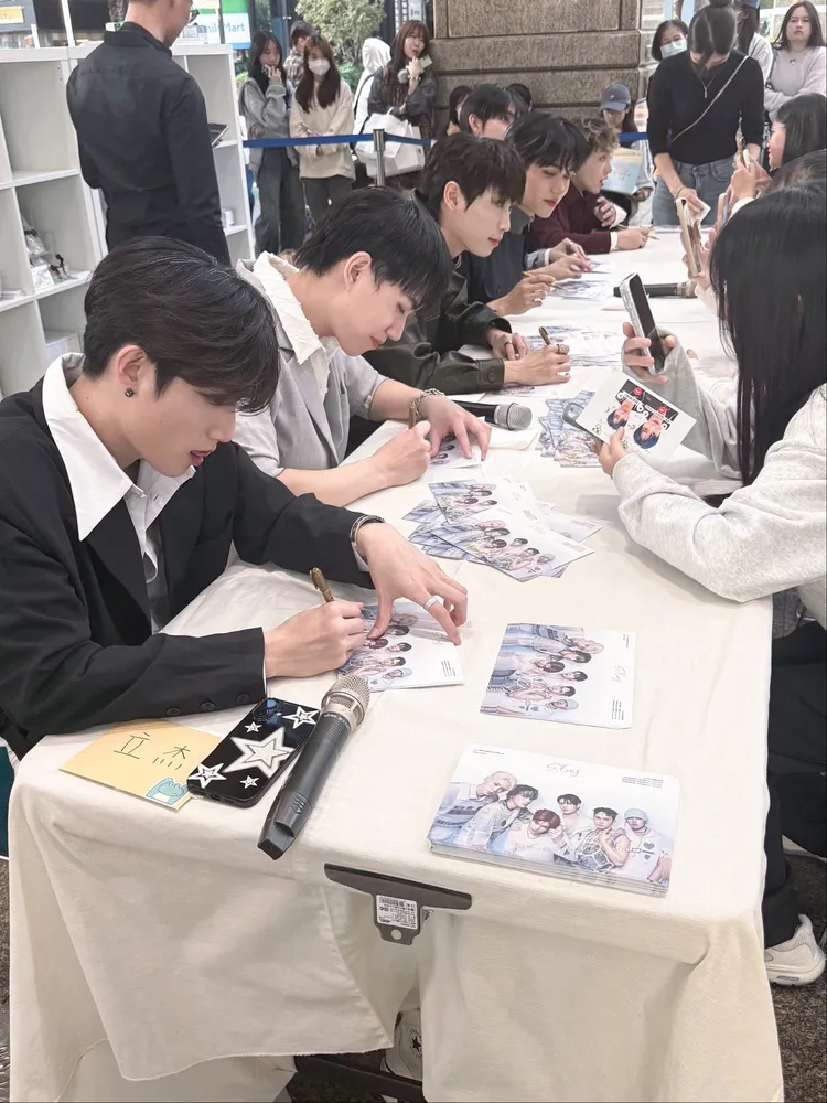 Saturnday現場舉辦簽名會寵粉。S.EROS提供