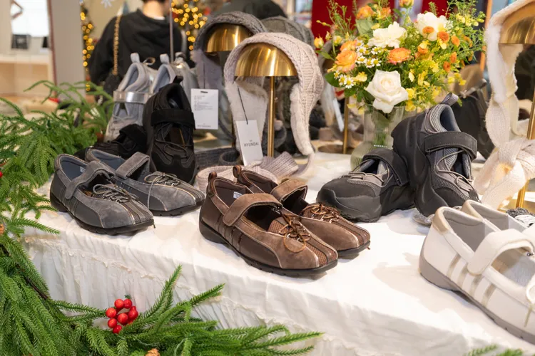 綁帶運動芭蕾舞鞋本季以全新魔鬼粘款式亮相。品牌提供