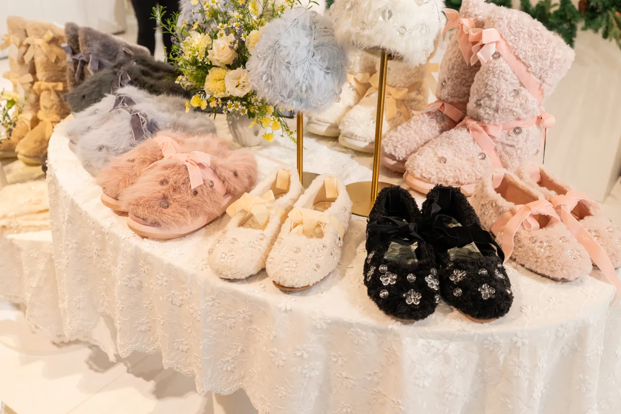 SUSAN FANG联名系列将柔软亲肤的毛料材质结合蝴蝶结元素。品牌提供