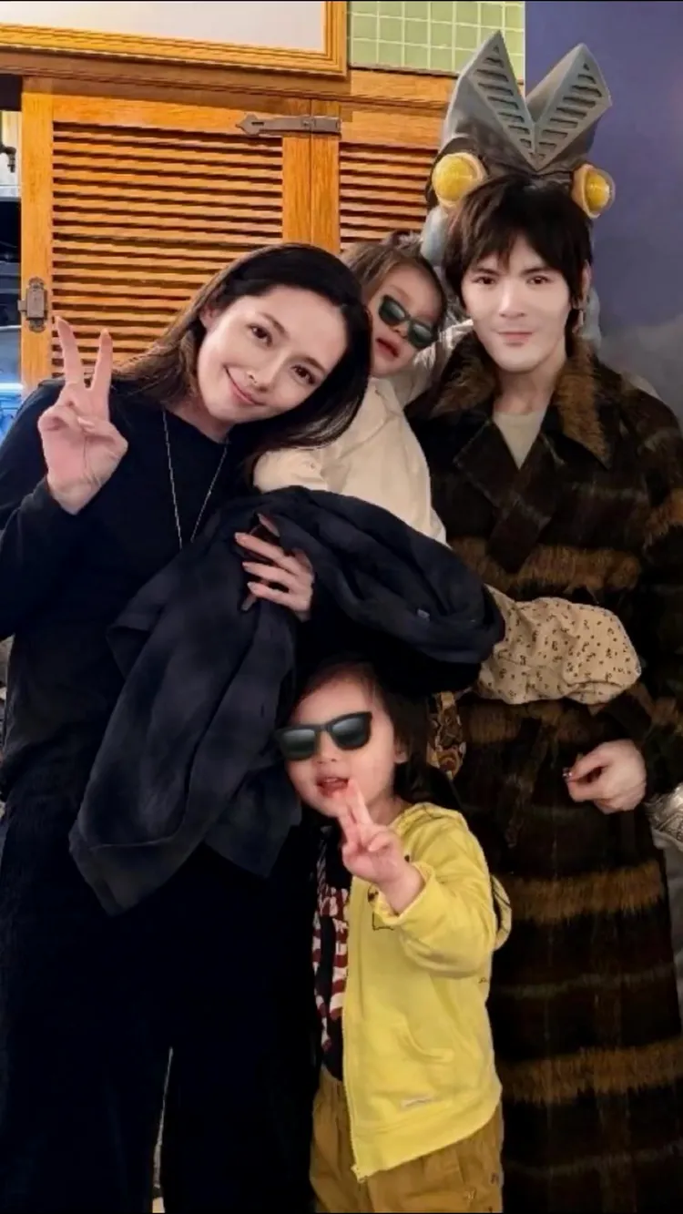 向佐（右）久違與老婆郭碧婷（左）、2個小孩團聚。翻攝向佐微博