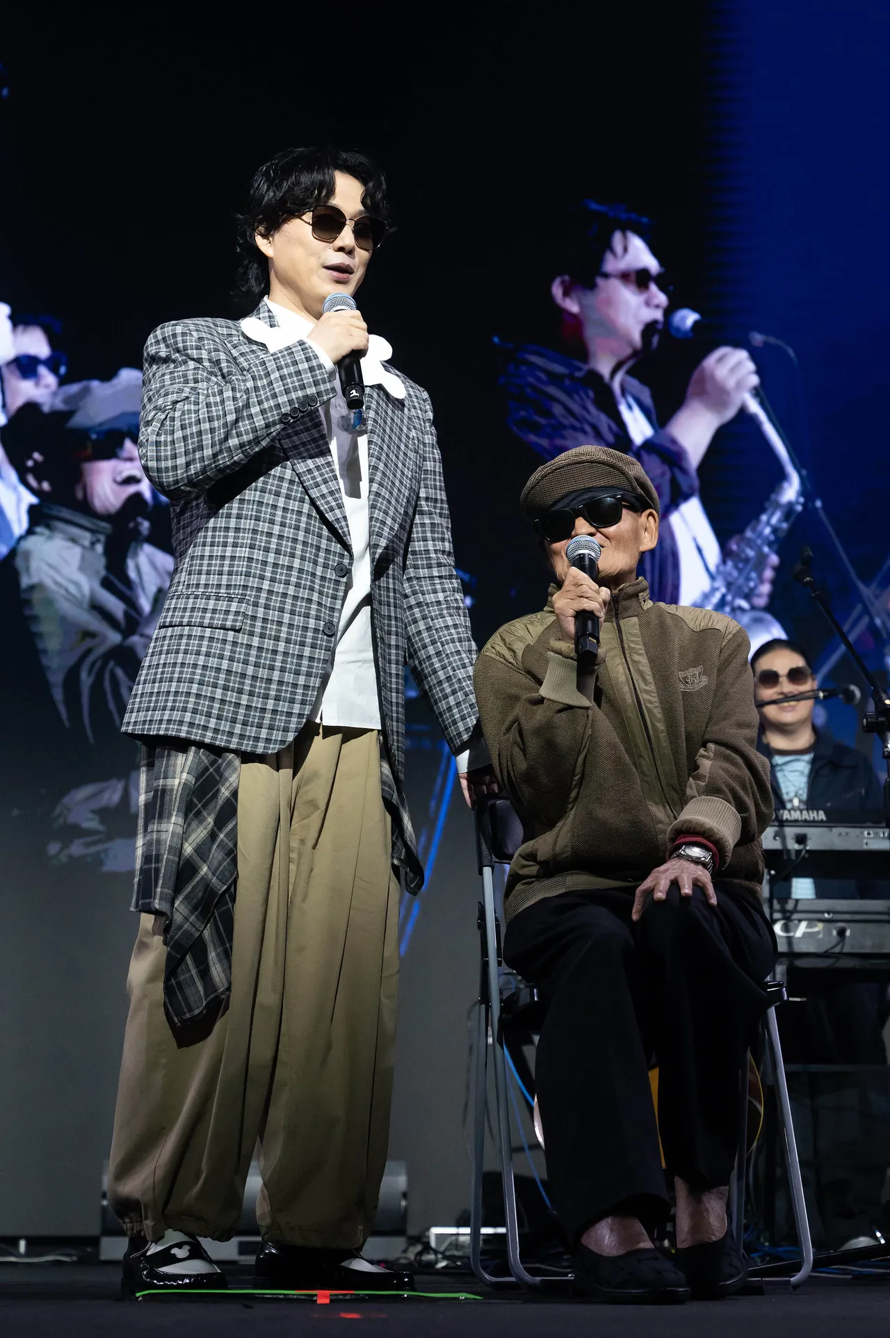 萧煌奇与李炳辉大哥合唱《流浪到淡水》，成为当晚最令人动容的画面之一。中华民国身心障碍者艺文推广协会提供