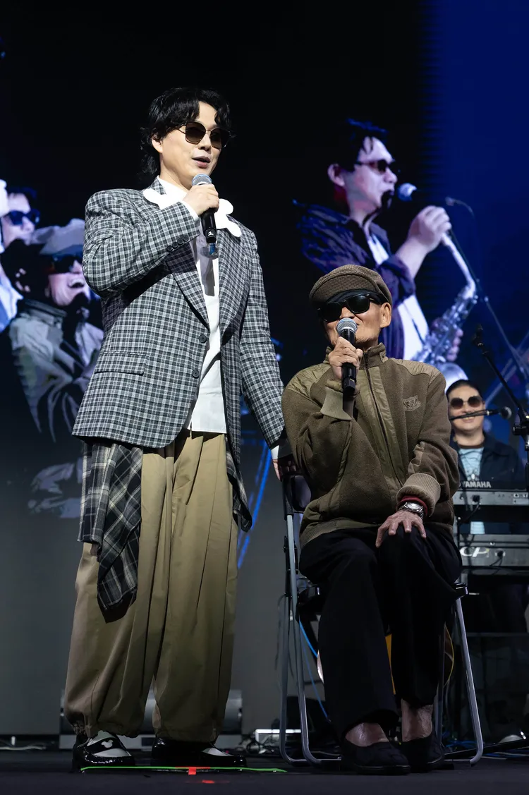 蕭煌奇與李炳輝大哥合唱《流浪到淡水》，成為當晚最令人動容的畫面之一。中華民國身心障礙者藝文推廣協會提供