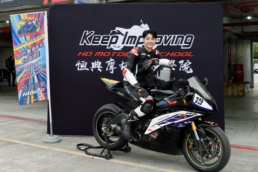 王君豪骑重机惨摔！　踩错位置「后煞车冒烟」差点酿意外
