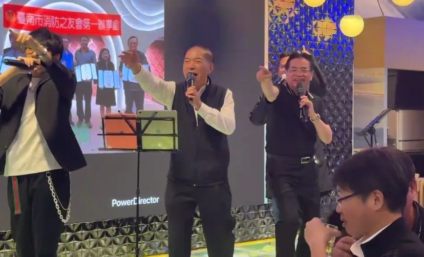 李明峰昨晚参加消友会活动，与在场来宾热情互动，完全看不出要辞职的情形。读者提供