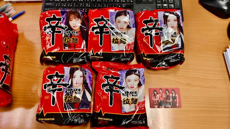 韓國女團「aespa」農心辛辣拉麵超值包。家樂福提供